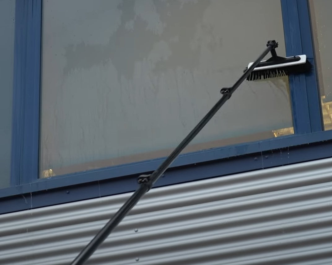 Endura Pole Action Shot