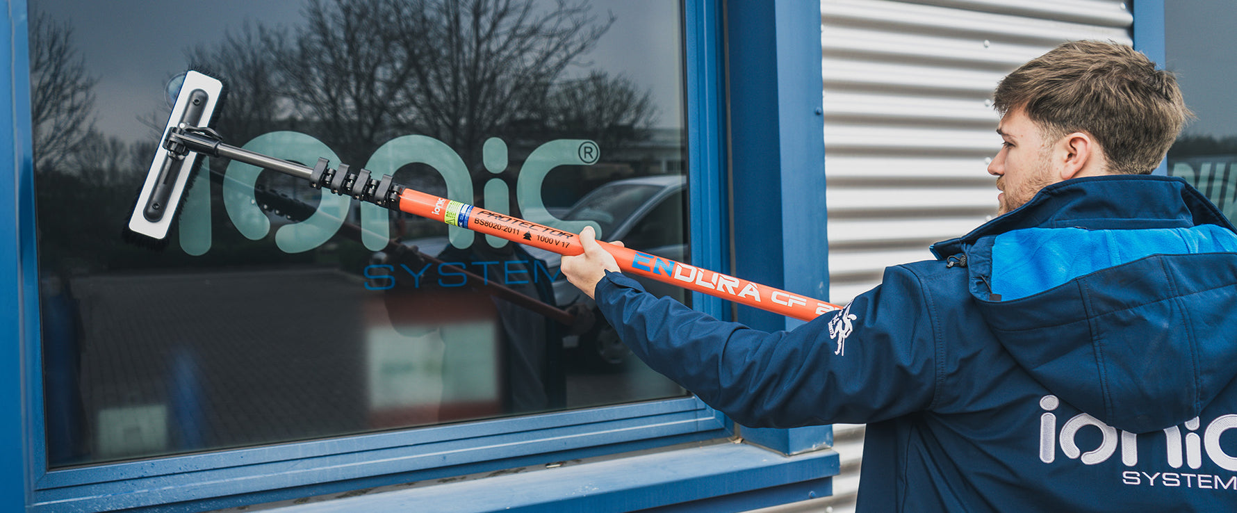 Endura Pole Action Shot